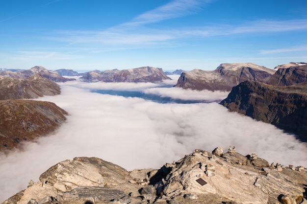 Uitzicht vanaf de Dalsnibba-berg tot wolken boven Geiranger in Noorwegen