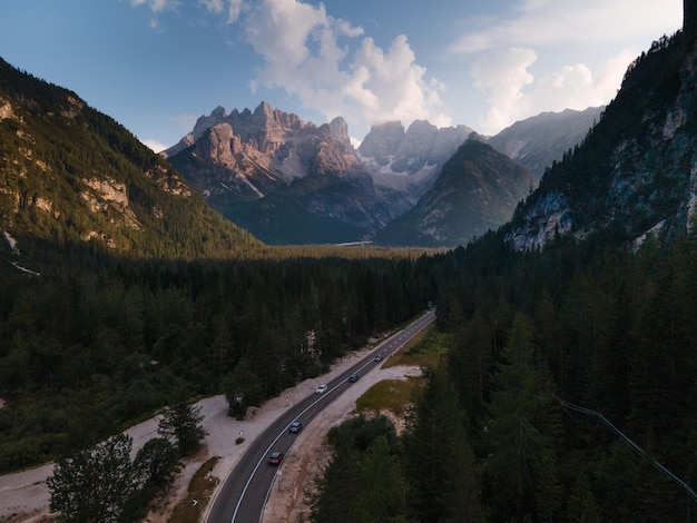 Uitzicht vanaf de drone naar het bos en de bergen in de Dolomieten van Zuid-Tirol. Italië