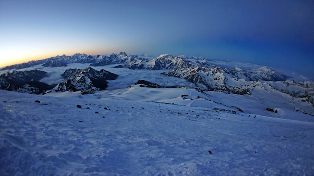 Uitzicht vanaf de Elbrus-berg tijdens de beklimming van de top