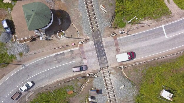 Uitzicht vanaf de geplaveide weg met auto's naast de groene weg en het controlepunt