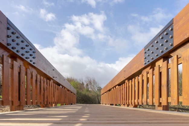 Uitzicht vanaf de grond op een houten brug midden in een veld