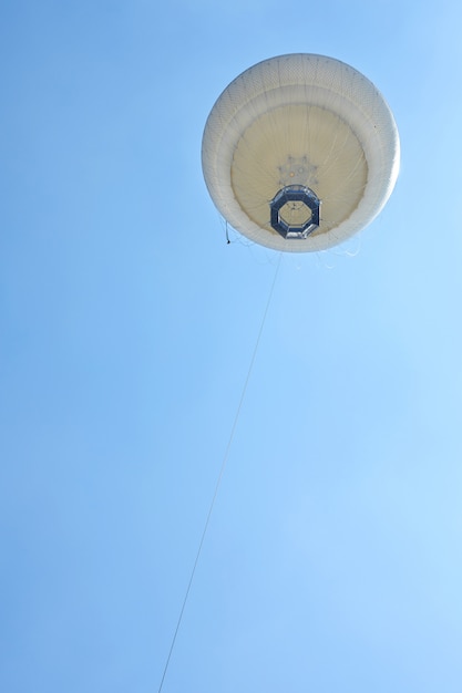 Uitzicht vanaf de grond tot een ballon in de blauwe lucht, Ayarkon