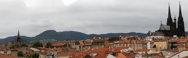 Uitzicht vanaf de heuvel naar de stad ClermontFerrand in het centrum van Frankrijk