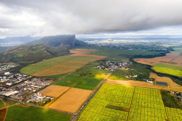 Uitzicht vanaf de hoogte van de ingezaaide velden op het eiland Mauritius.