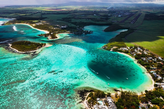 Uitzicht vanaf de hoogte van de oostkust van het eiland Mauritius. Vliegen over de turquoise lagune en het mooiste strand van het eiland Mauritius in het Belle Mare-gebied
