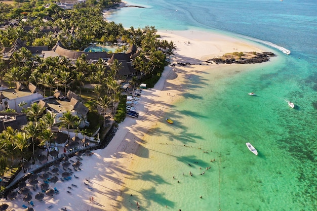 Uitzicht vanaf de hoogte van de oostkust van het eiland Mauritius. Vliegen over de turquoise lagune van het eiland Mauritius in de buurt van Bel Mare.