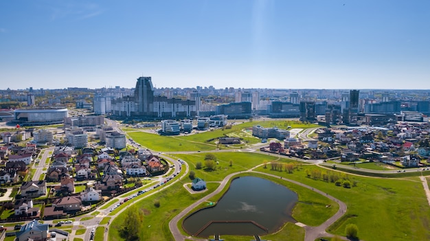 Uitzicht vanaf de hoogte van het Drozdy-district en het Minsk-sportcomplex Minsk Arena in Minsk.Wit-Rusland.