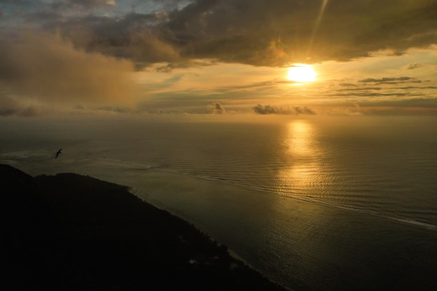 Uitzicht vanaf de hoogte van het eiland Mauritius in de Indische Oceaan en het strand van Le Morne-Brabant bij zonsondergang