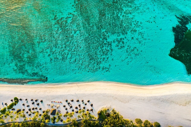 Foto uitzicht vanaf de hoogte van het eiland mauritius in de indische oceaan en het strand van le morne-brabant.