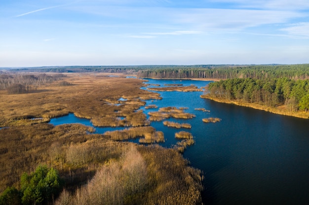 Uitzicht vanaf de hoogte van het meer Papernya in Wit-Rusland.