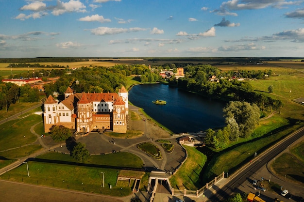 Uitzicht vanaf de hoogte van het middeleeuwse MIR-kasteel bij zonnig zomerweer