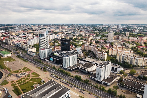 Uitzicht vanaf de hoogte van Pobediteley Avenue in Minsk