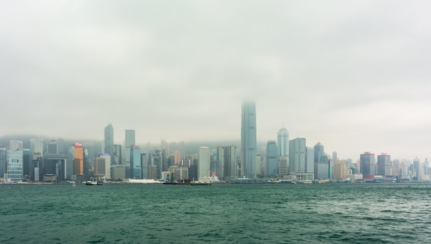 Uitzicht vanaf de Kowloon naar de economische zone op het eiland Hong Kong