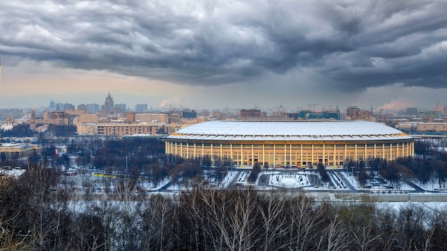 Foto uitzicht vanaf de mussenheuvels in moskou in het luzhniki stadion bij zonsondergang in de winter