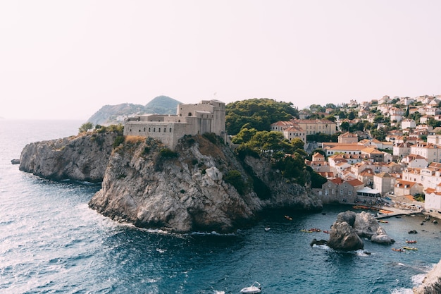 Uitzicht vanaf de muur van de oude stad dubrovnik op het fort lovrijenac op de klif en de