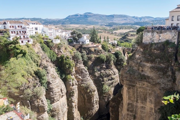 Uitzicht vanaf de nieuwe brug over de rivier de Guadalevin in Ronda Malaga Spanje Populair oriëntatiepunt in de avond