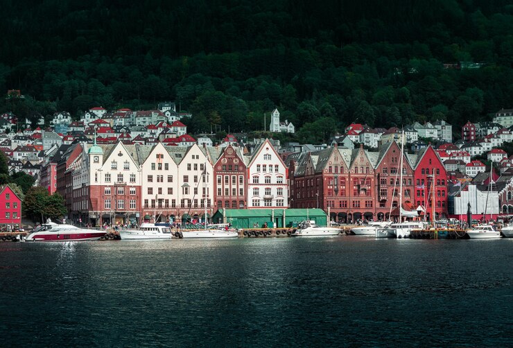 Foto uitzicht vanaf de pier naar de stad bergen met kleurrijke houten huizen