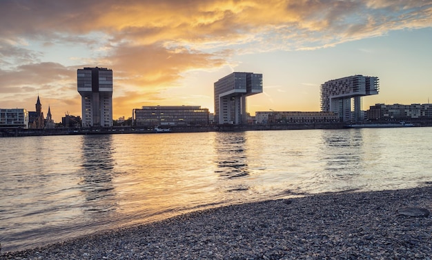 Uitzicht vanaf de Rijnoever van de Kraanvogelhuizen in Keulen bij zonsondergang. ideaal voor lay-outs van websites en tijdschriften