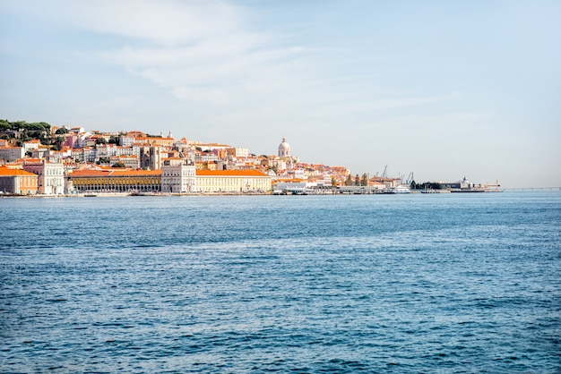 Uitzicht vanaf de rivier op de oude stad van Lissabon tijdens het ochtendlicht in Portugal