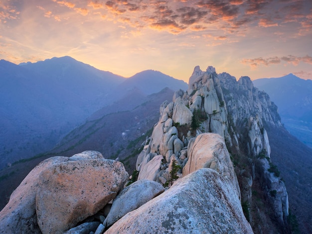 Uitzicht vanaf de rotspiek van Ulsanbawi op zonsondergang Seoraksan National Park South Corea