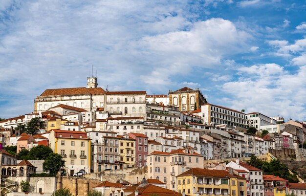 Uitzicht vanaf de Santa Clara-brug naar het stadsbeeld van de universiteit van Coimbra