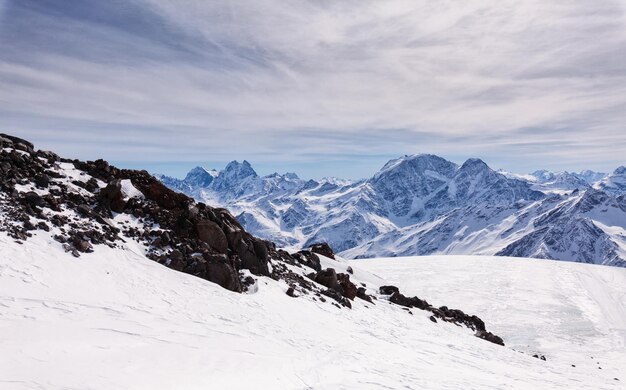 Uitzicht vanaf de toevlucht van de 11 op de berg Elbrus, de noordelijke bergen van de Kaukasus, Rusland