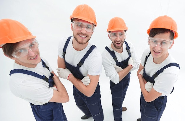 Uitzicht vanaf de top Een groep professionele bouwers die naar de camera kijken, geïsoleerd op wit