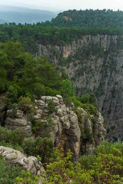 Uitzicht vanaf de top naar de vallei in Taz Kanyonu, Turkije