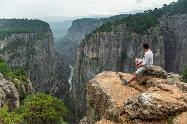 Foto uitzicht vanaf de top naar de vallei in taz kanyonu, turkije