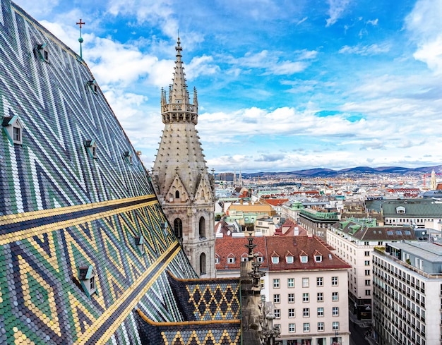 Uitzicht vanaf de top op het Weense dak van de Stephansdom