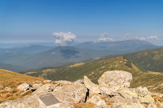 Uitzicht vanaf de top van de berg naar andere bergtoppen en bewolkte lucht