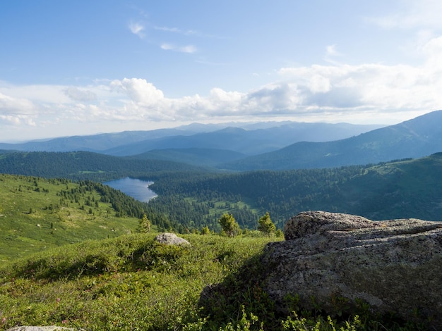 Uitzicht vanaf de top van de berg naar het Svetloye-meer in het natuurpark Ergaki