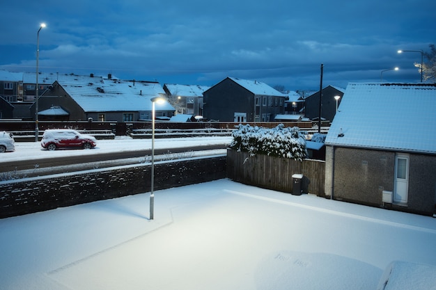 Uitzicht vanaf de top van de besneeuwde binnenplaats van een schotse stad in de winter armadale west lothian ...