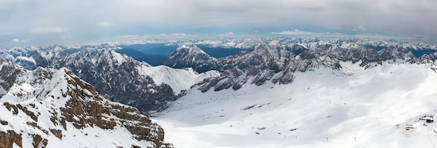 Uitzicht vanaf de top van de Zugspitze in de Alpen