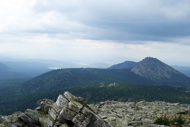 Uitzicht vanaf de top van een van de bergen van de zuidelijke oeral in het natuurpark taganay