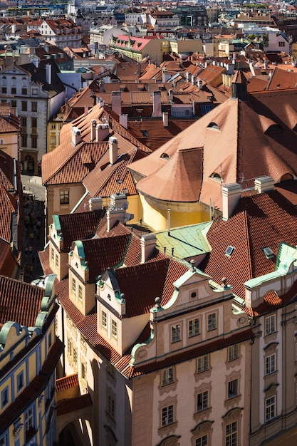 Uitzicht vanaf de top van het stadhuis naar de oude stad van Praag op daken van bovenaf op zonnige zomerdag