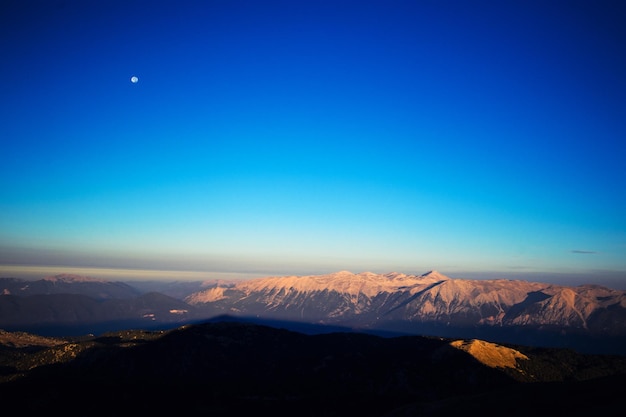 Uitzicht vanaf de top van het Tahtali-gebergte tijdens zonsopgang op zee en vallei Toeristische attractie van Turkije