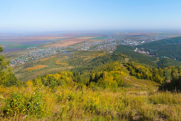 Uitzicht vanaf de tserkovka-berg naar de badplaats belokurikha in altaj-rusland