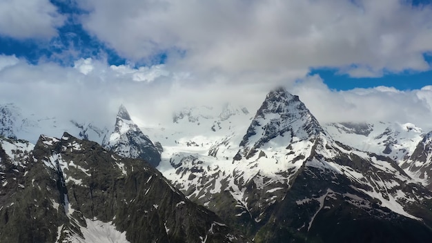 Uitzicht vanaf de verte naar de top van het majestueuze landschap van de bergwolken stock foto