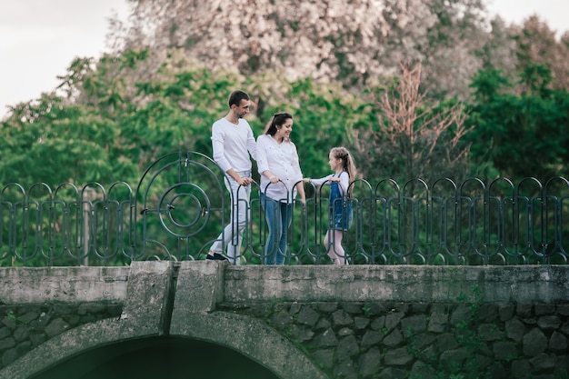 Uitzicht vanaf de verte. ouders met hun dochtertje op de brug.