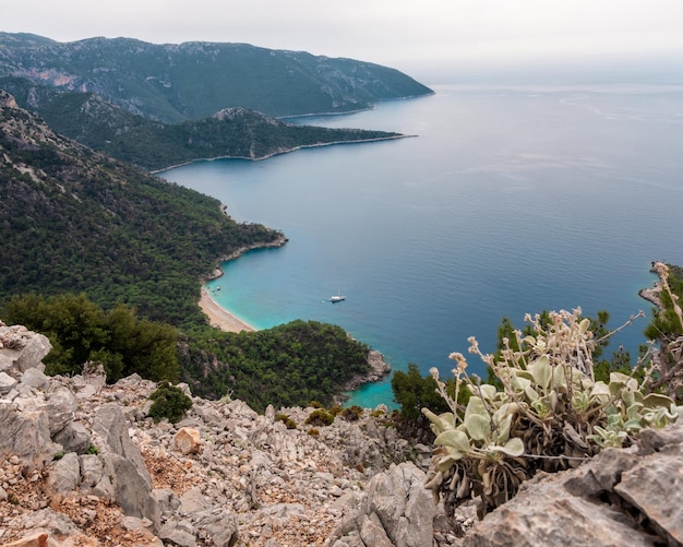 Uitzicht vanaf de volgroute van het Lycian Trail Taurus-gebergte en de blauwe zeewateren Cennet Koyu Paradise Bay in het district Bodrum in Turkije