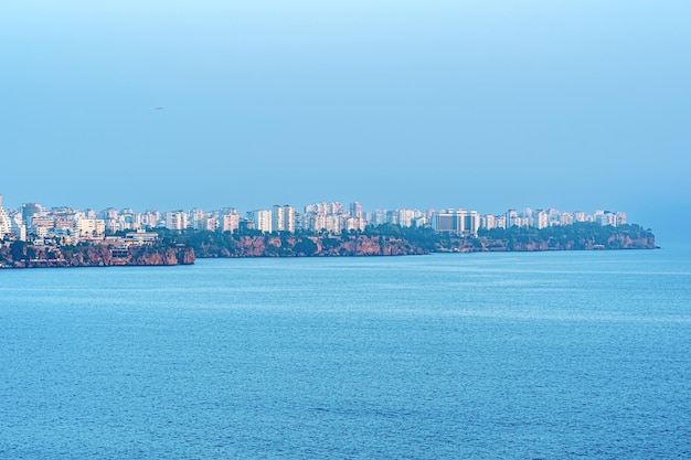 Uitzicht vanaf de zee aan de kust van Antalya in de luchtnevel