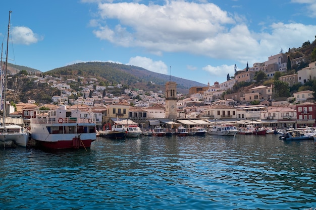 uitzicht vanaf de zee naar de hydra marina zeehaven griekenland