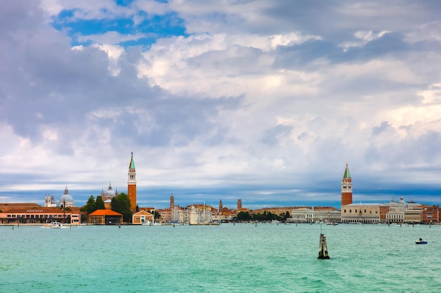 Uitzicht vanaf de zee naar de lagune van Venetië Italia