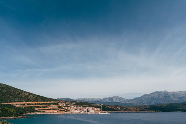 Uitzicht vanaf de zee naar het wooncomplex in de lustica baai montenegro