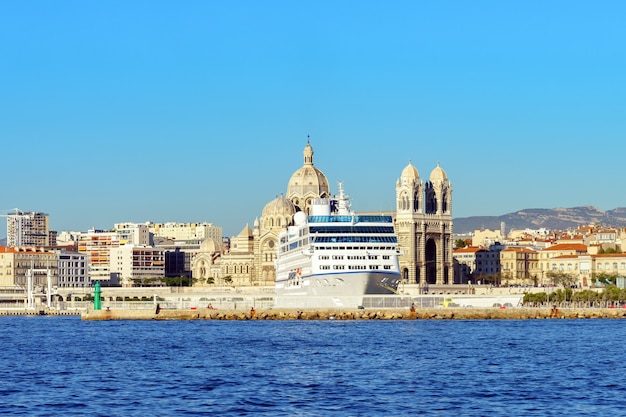 Uitzicht vanaf de zee naar Marseille, Frankrijk