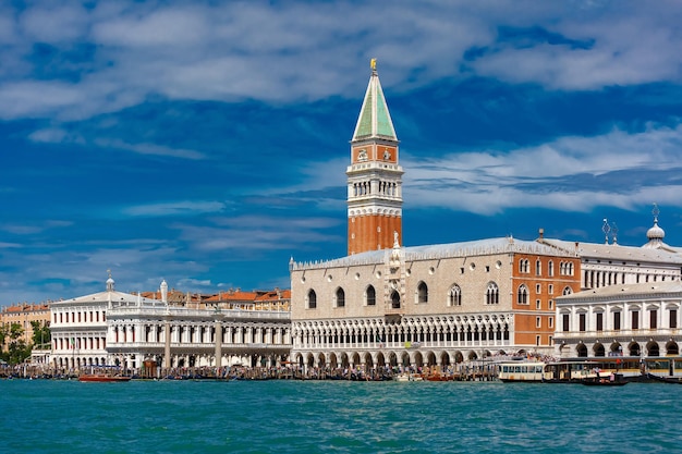 Uitzicht vanaf de zee naar Venetië in zomerdag Italia