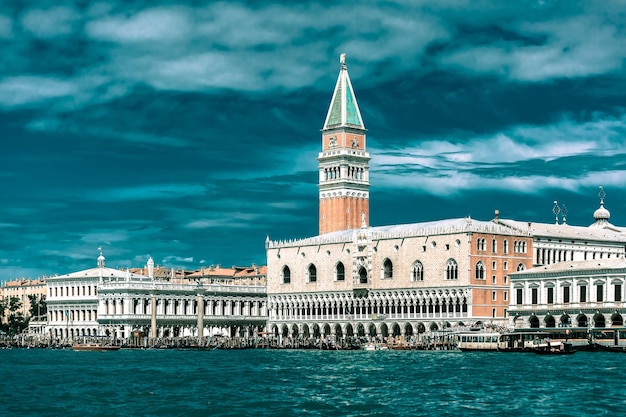 Uitzicht vanaf de zee naar Venetië in zomerdag Italia