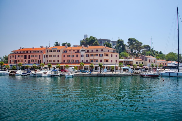 Uitzicht vanaf de zee op de oude historische stad Porec, Kroatië