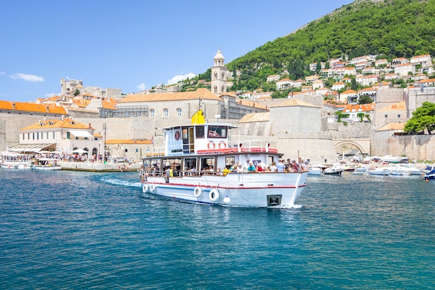 Uitzicht vanaf de zee van de oude stad en de haven met jachten en boten, Dubrovnik, Kroatië.